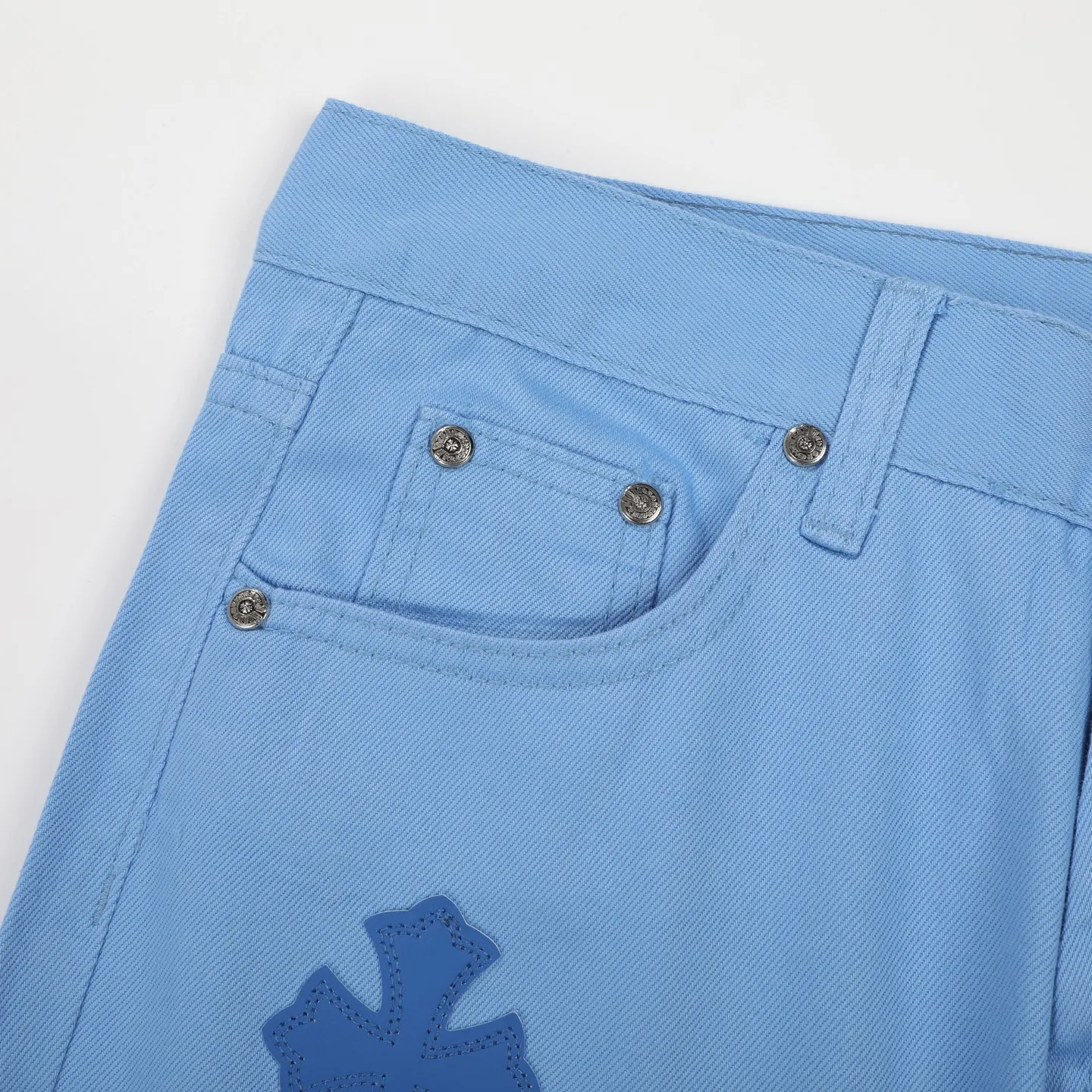P270 Chrome hearts CH co-branded Drak Miami ice blue jeans exude uninhibited personality and unique charm. Every wear and tear is carefully designed to present a unique artistic feel. Made of imported denim fabric, which has undergone heavy industrial washing and destruction treatment, the trousers show a super cool effect on the upper body, allowing you to dominate the fashion stage.  This is more than just a pair of jeans, it is an expression of attitude. With its unique design concept and ultimate pursuit of details, Croxin breaks traditional boundaries and defines the jeans trend in the new era. The trousers are made of double-layer woven fabric with customized hardware. Special Italian cowhide is printed and cut. Custom-made sheepskin three-layer thick-line leather. The whole body is spliced ​​in heavy water washing. Craftsmen hand-splash ink. You can see the details. Three-dimensional cutting version. Loose and comfortable, not flattering to the body. Makes taller and slimmer. Seiko factory. Original quality control. Same style for men and women. Can be matched with couples. Versatile recommendation. Must-have jeans for all seasons. Color: ice blue. Size: 28-30-32-34.